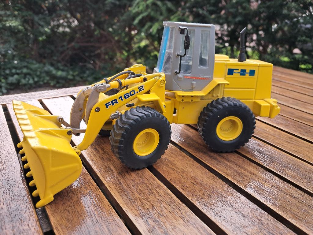 GRAAFMACHINE FIAT-HITACHI 1/32?, Ophalen of Verzenden, Zo goed als nieuw, Tractor of Landbouw