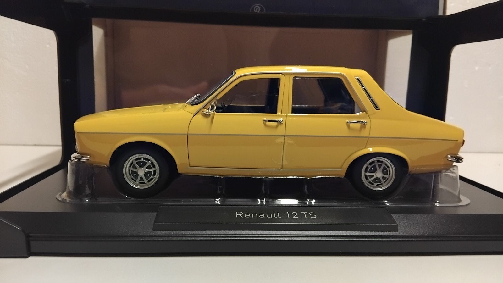 Renault 12 TS sedan 4 drs  geel Norev metal 1:18 KRD, Hobby en Vrije tijd, Ophalen of Verzenden, Zo goed als nieuw, Auto, Norev