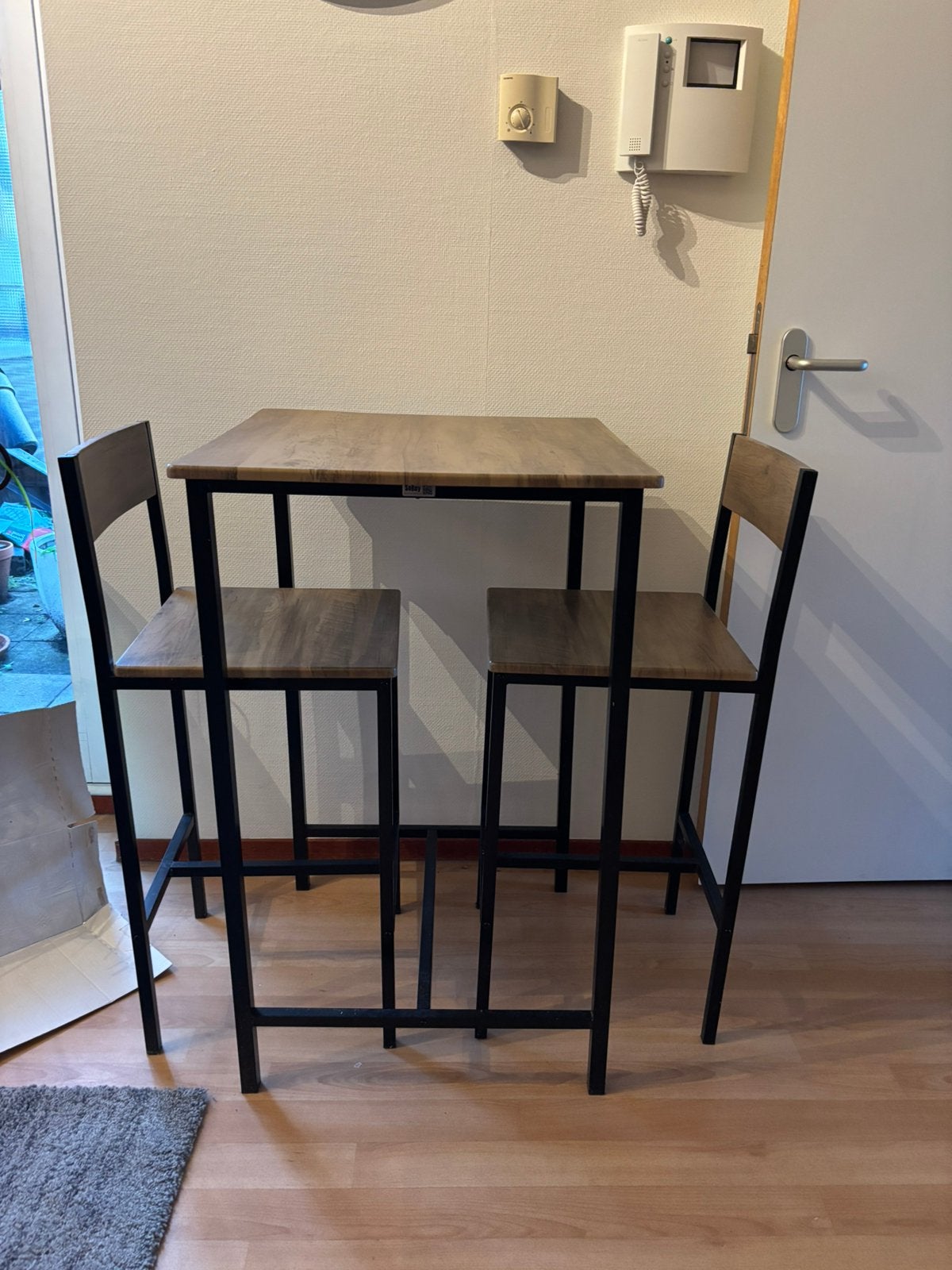Gezellig hangtafeltje met 2 krukken, Ophalen, Zo goed als nieuw