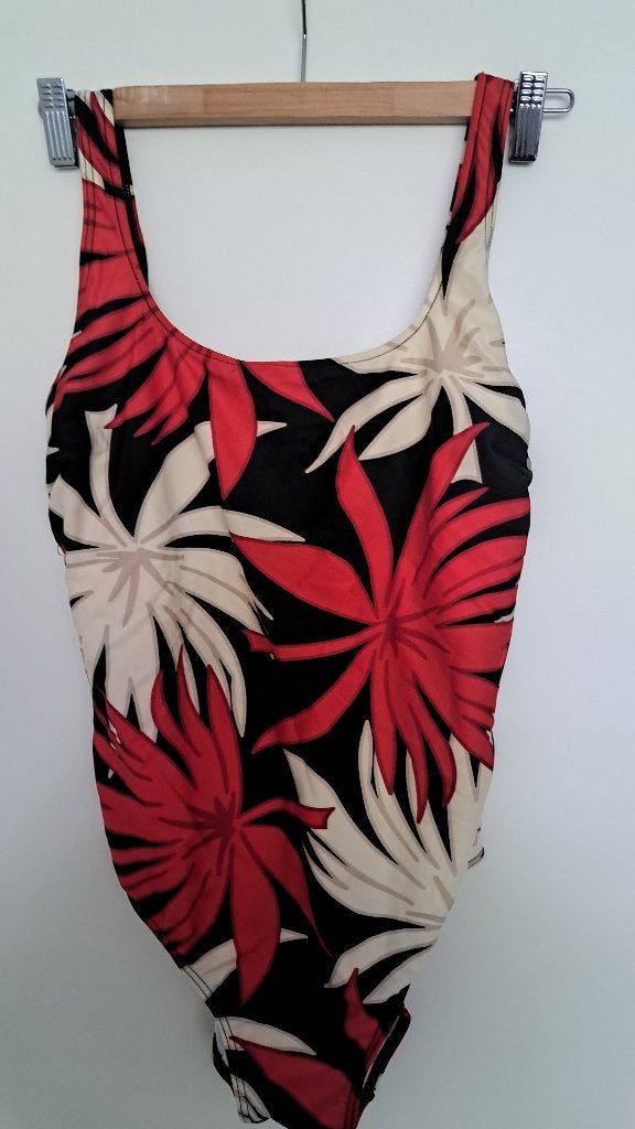 B 11 Modern stevig gev. badpak Tweka 44 C+pareo, Kleding | Dames, Badpak, Ophalen of Verzenden, Zo goed als nieuw, Rood