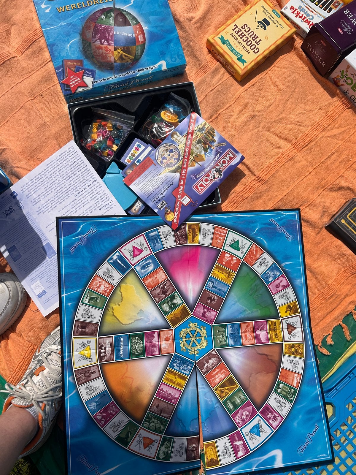 Trivial Pursuit Wereldeditie & Monopoly Wereldwonderen, Hobby en Vrije tijd, Gezelschapsspellen | Bordspellen, Drie of vier spelers
