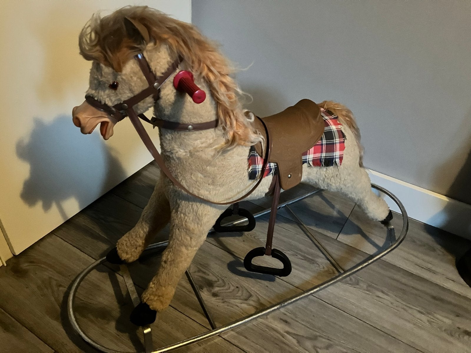 Vintage hobbelpaard met zadel en stijgbeugels, Ophalen, Huis en Inrichting