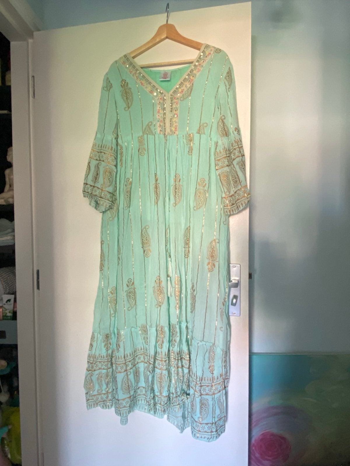 Zomerse Ibiza jurk met goudkleurige details, Ophalen of Verzenden, Zo goed als nieuw, Groen, Onder de knie