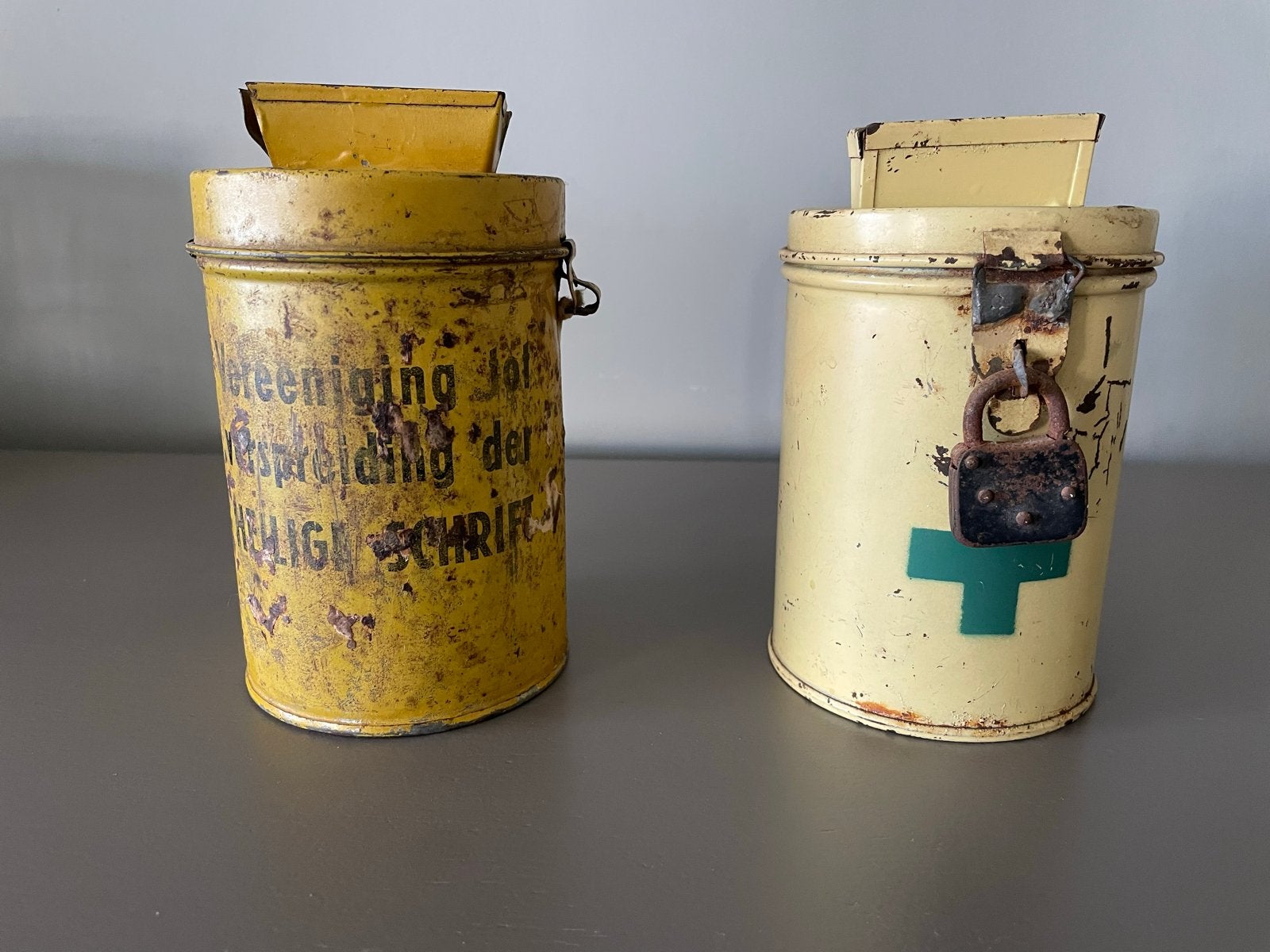 2 Vintage Collectebussen - Historische Spaarpotten, Verzamelen, Ophalen of Verzenden, Gebruikt, Metaal of Blik, Overige thema's