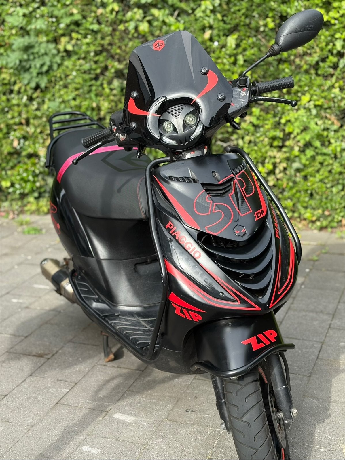 Piaggio zip 4T uit 2007 - zwart met rode effecten, Fietsen en Brommers, Ophalen, Gebruikt, Maximaal 45 km/u, Zip