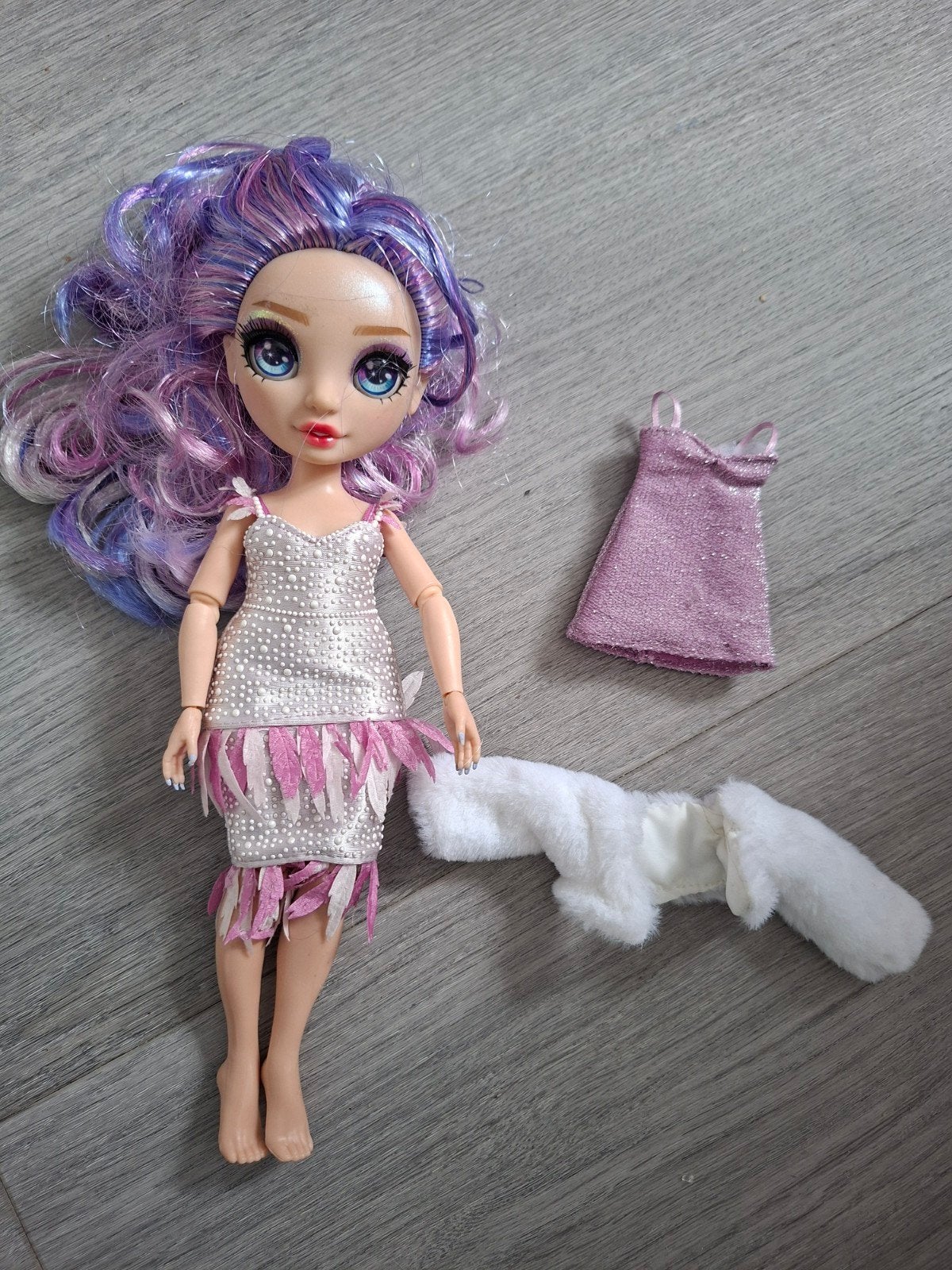 Rainbow High Fantastic Fashion pop Violet Willow, Ophalen of Verzenden, Gebruikt, Overige typen