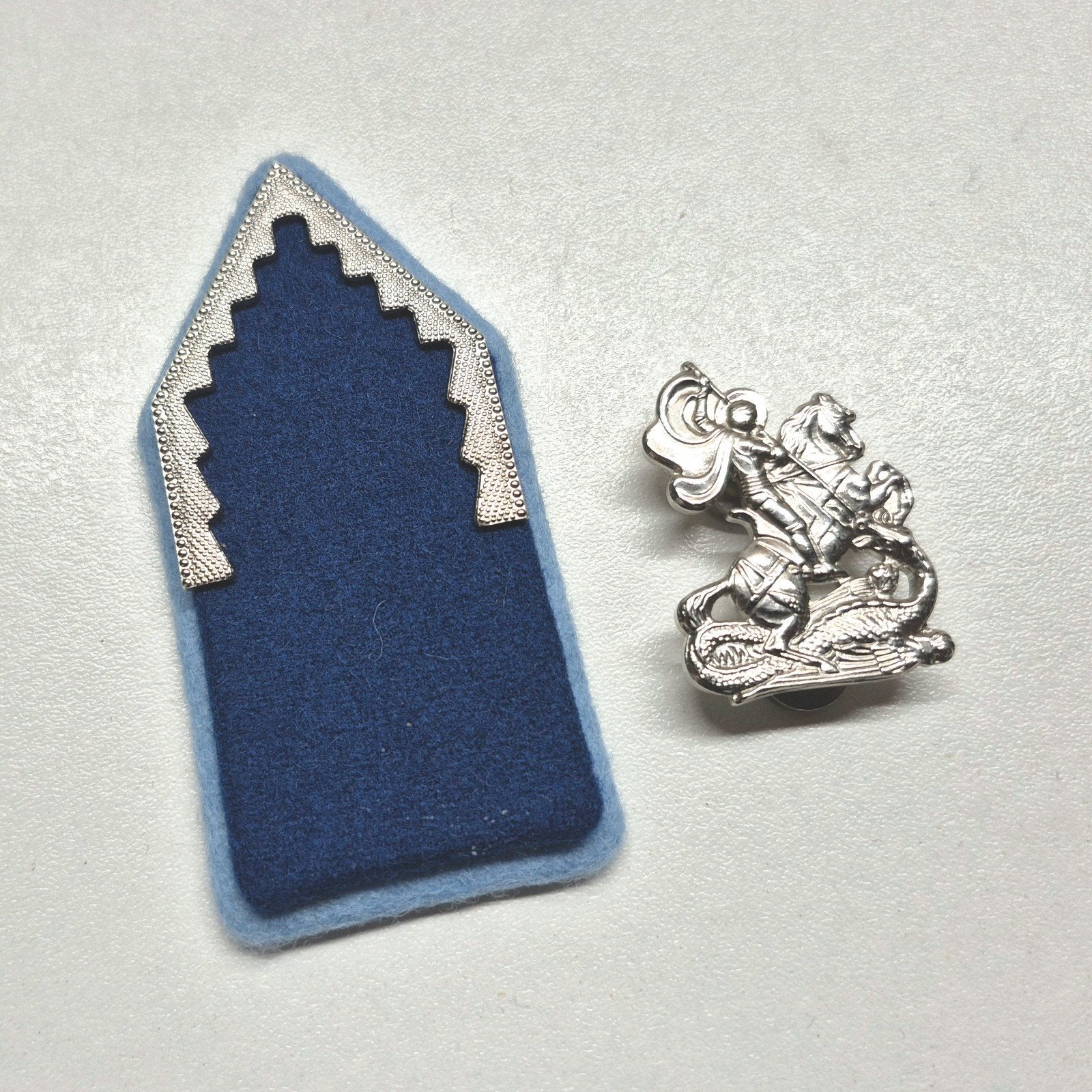 Kraagembleem generaal Huzaren Prinses Catherina Amalia, Ophalen of Verzenden, Landmacht, Nederland, Embleem of Badge