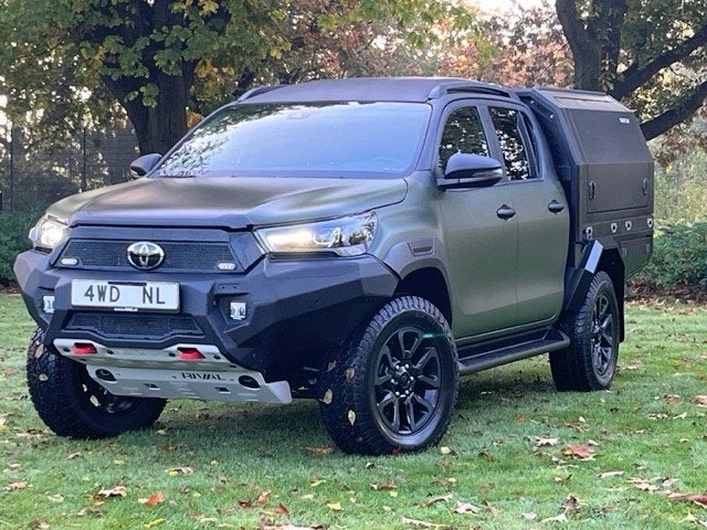 Toyota Hilux 2.8 TD AUT 5 PERS VAN LEVERING 2025 CUSTOM HUNT, Auto's, Toyota, Automaat, Gebruikt, Zwart, 4 cilinders
