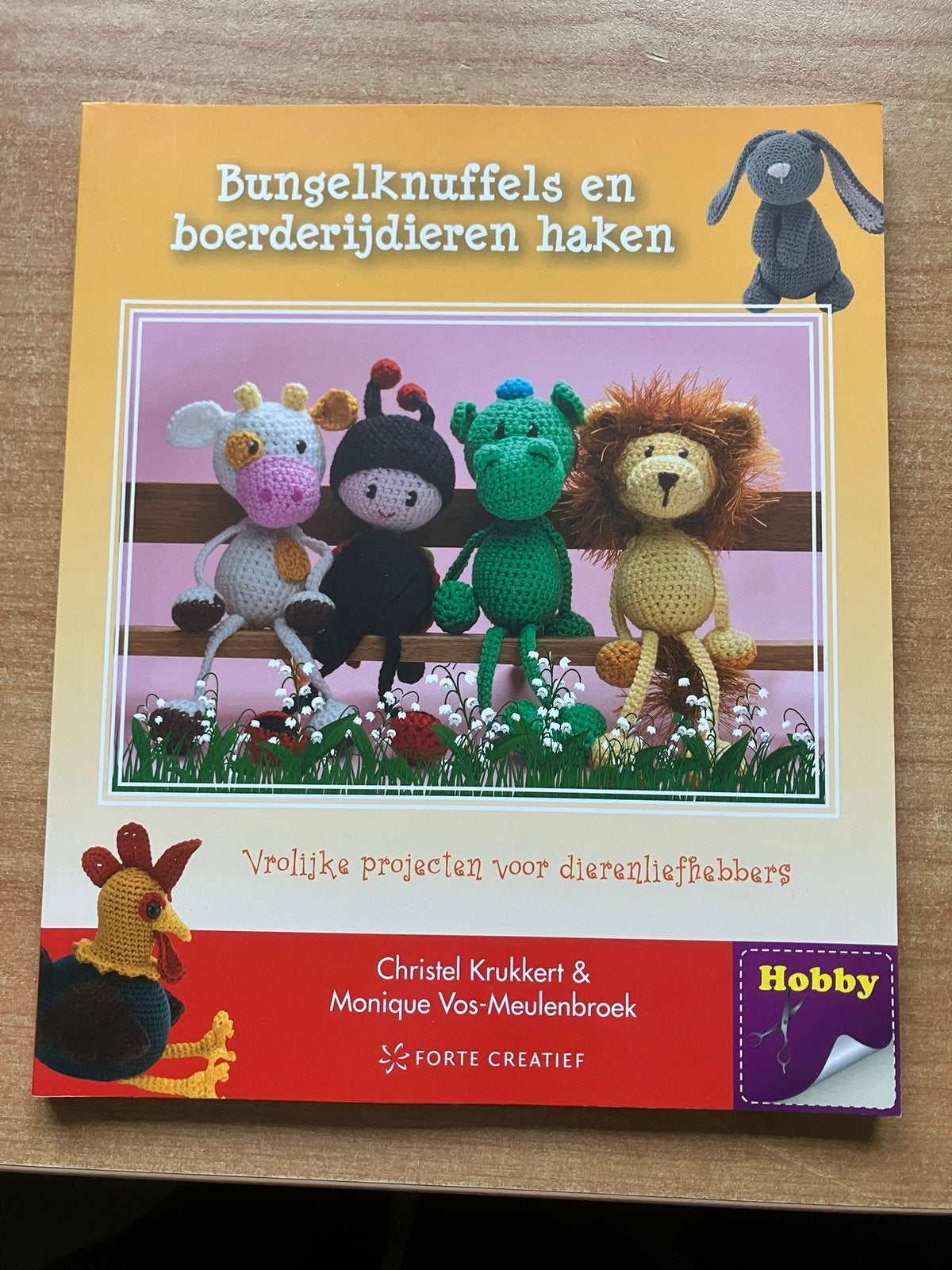 Haakboek, Bungelknuffels en Boerderijdieren haken, Ophalen of Verzenden, Zo goed als nieuw, Haken, Patroon of Boek