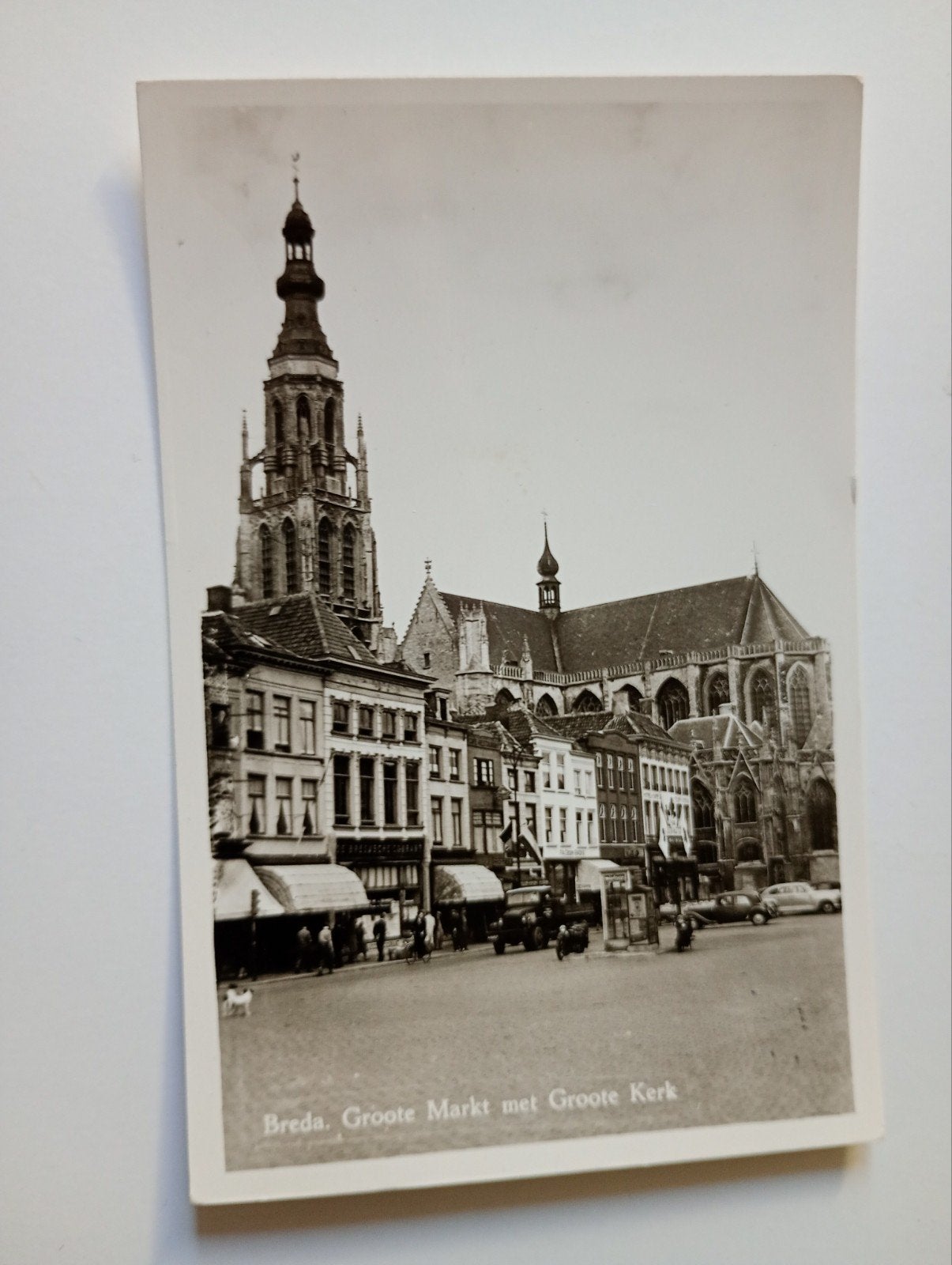 Breda Groote Markt met Auto's 1956, Ophalen of Verzenden, 1940 tot 1960, Gelopen, Noord-Brabant