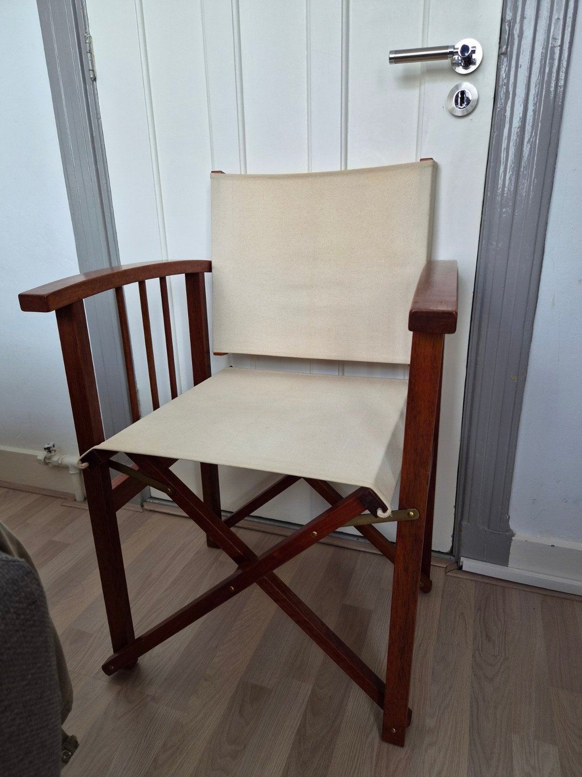 Houten regisseursstoel, Ophalen
