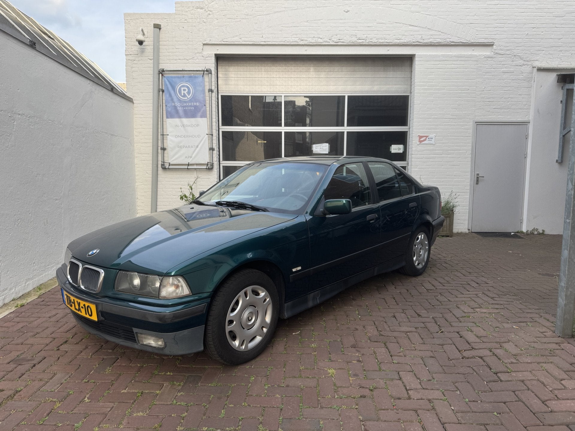 BMW 3-serie 316i Edition Clima/Mistlampen/PDC/Trekhaak, Auto's, Oldtimers, 13 km/l, 1596 cc, Bedrijf, Handgeschakeld