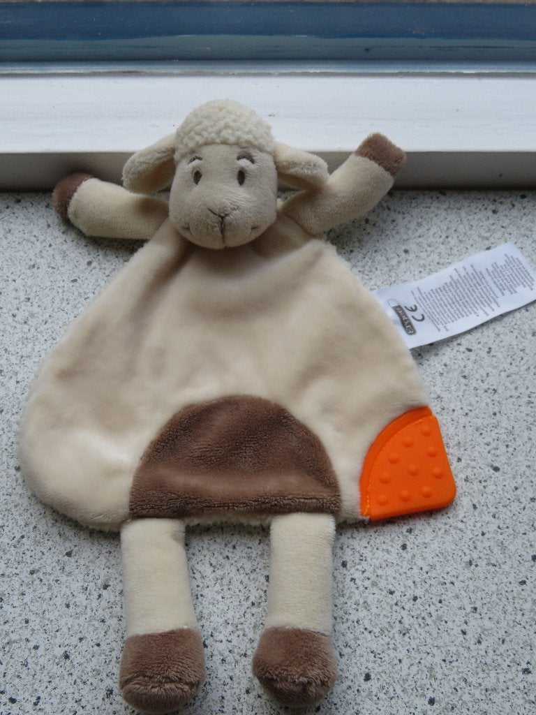 Knuffeldoek schaap schaapje merk Ergee met oranje bijtstuk, Ophalen of Verzenden, Zo goed als nieuw, Overige typen, Met label