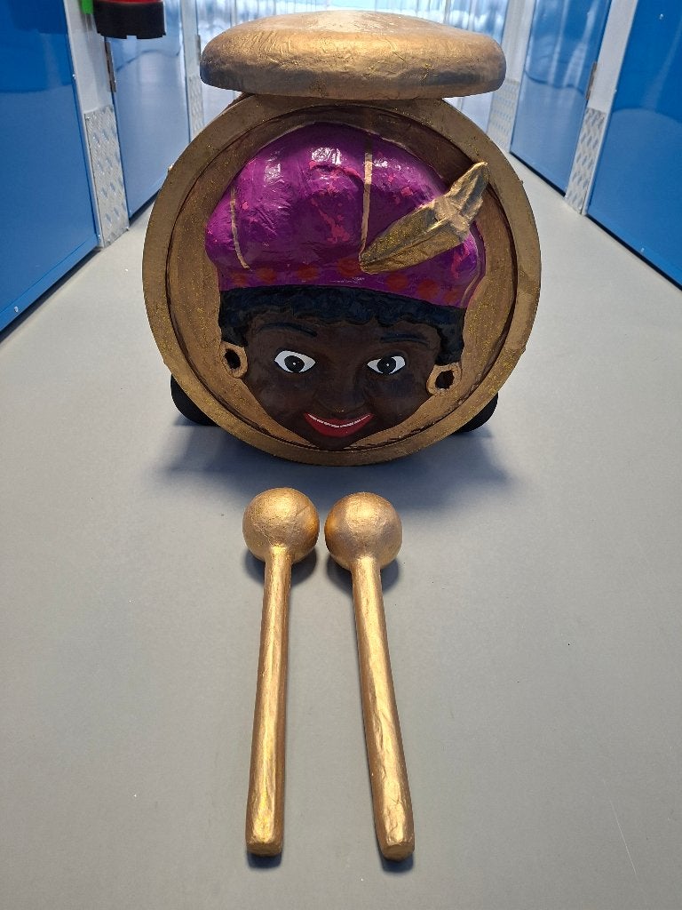 Zwarte Pieten trommel ( komt uit oude etalage van V&D ), Diversen, Ophalen of Verzenden, Zo goed als nieuw