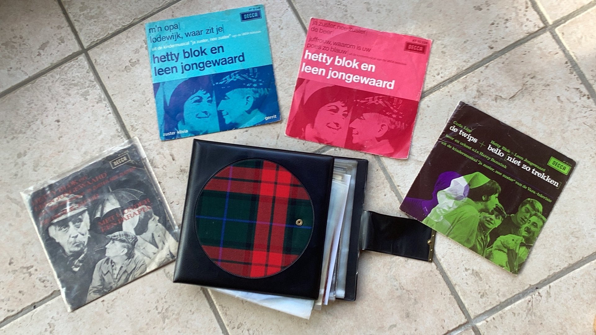 Singles Ja zuster, nee zuster + mapje, Gebruikt, 7 inch, Ophalen of Verzenden, Overige typen