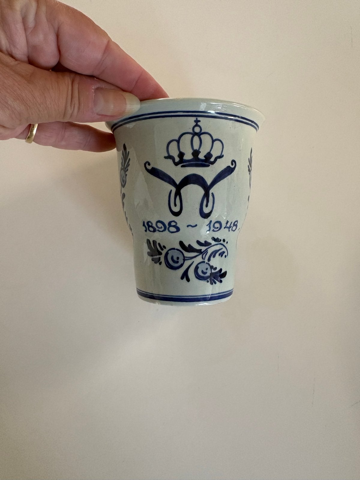 Delfts Blauw Gedenkbeker 1898-1948 Koningin Wilhelmina, Ophalen of Verzenden