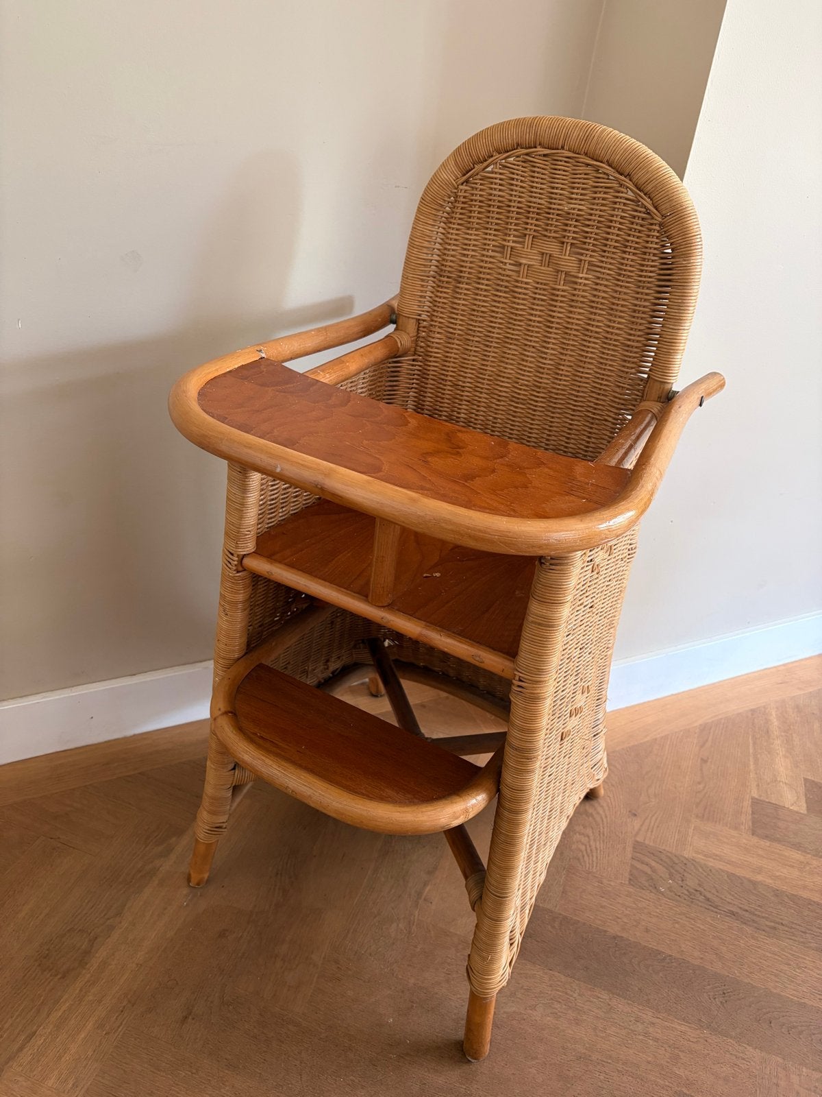Vintage rotan kinderstoel met houten blad, Kinderen en Baby's, Kinderstoelen, Ophalen, Gebruikt, Overige typen, Afneembaar eetblad
