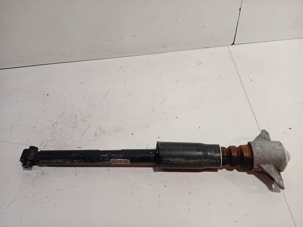 Schokbreker links achter Audi A4, Onderdelen@venauto.nl, Van der Ven Autorecycling B.V., Gebruikt, Ettenseweg 76, 4706 PB Roosendaal, The Netherlands