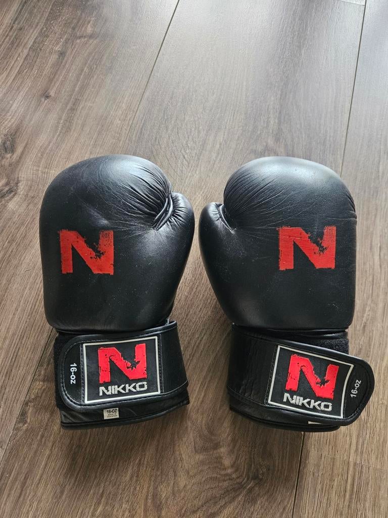 Nikko bokshandschoenen 16 oz - Zwart met rood logo, Ophalen of Verzenden, Zo goed als nieuw, Bokshandschoenen