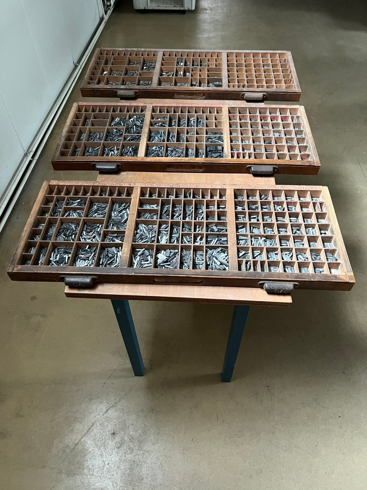 3 hele mooie LETTERBAKKEN gevuld met LODEN Zetletters, Ophalen, Gebruikt, Herbruikbaar, Knutselmateriaal