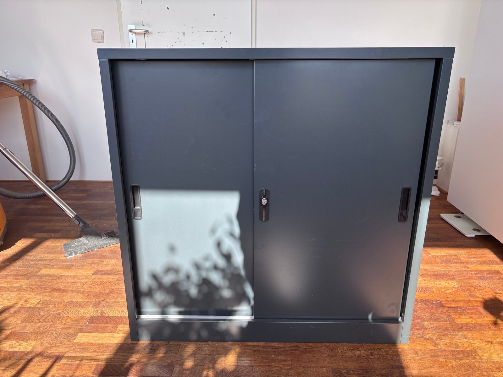 Metalen archiefkast met schuifdeuren en slot, Ophalen, Gebruikt, 100 tot 150 cm, Meerdere deuren