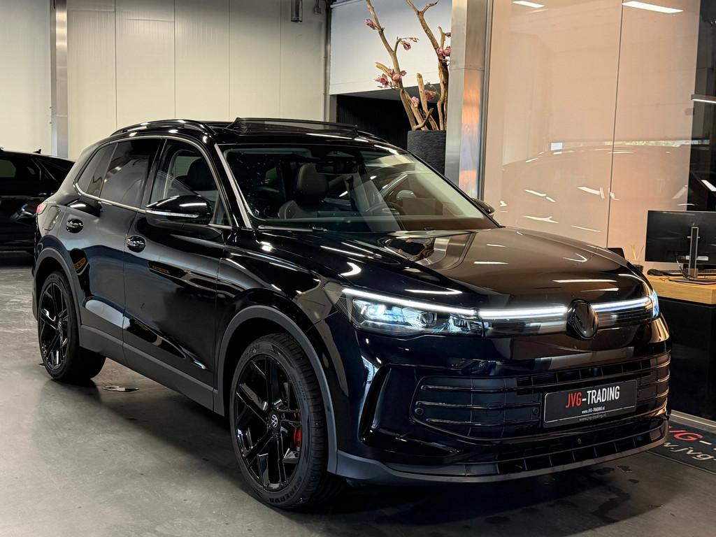 Volkswagen Tiguan 1.5 eTSI Panorama Blackstyle Camera Trekha, Stof, Zwart, 4 cilinders, Zwart
