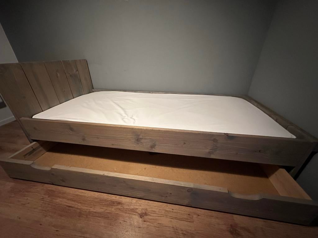 Steigerhouten bed met opberglade - Zo goed als nieuw, Ophalen, 90 cm, Eenpersoons, Bruin