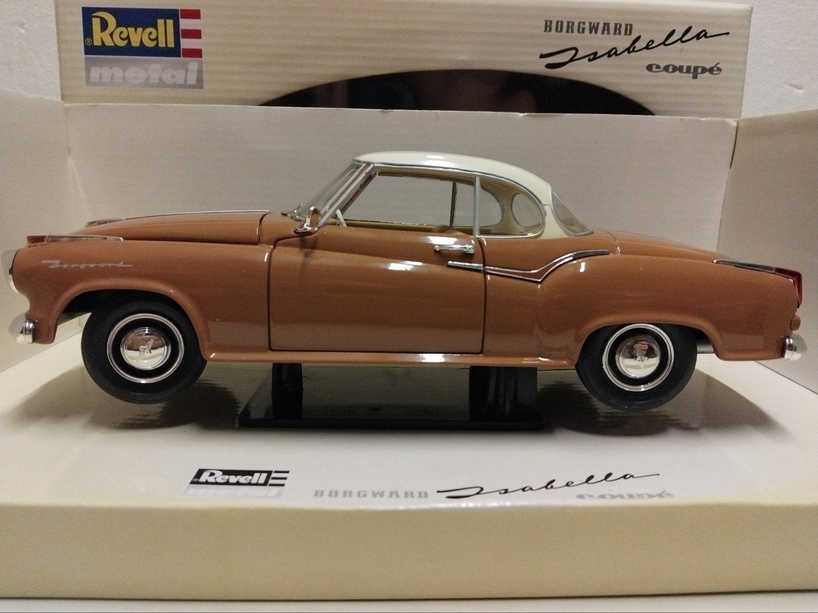 Borgward Isabella Coupe chocolade bruin Revell 1:18 KRD, Hobby en Vrije tijd, Modelauto's | 1:18, Ophalen of Verzenden, Zo goed als nieuw