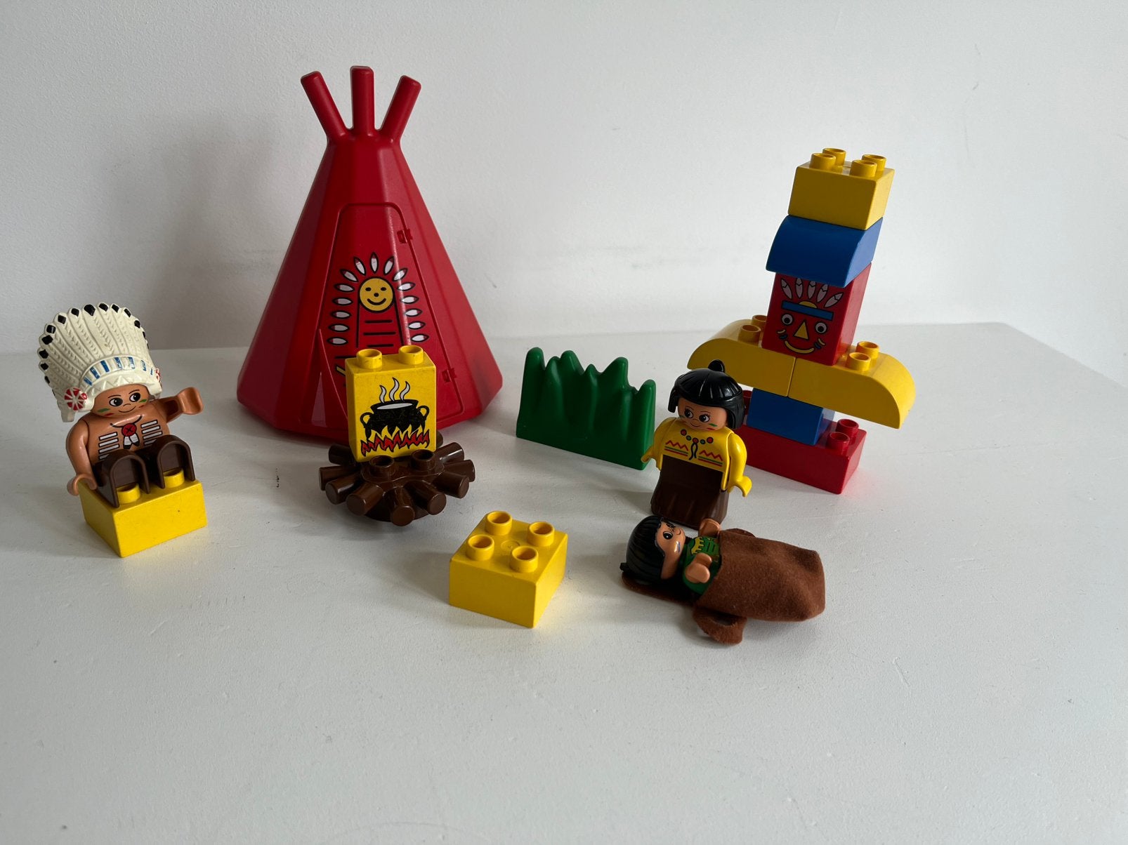 LEGO Duplo 2432 Big Chief's Teepee (Tipi) (Compleet), Ophalen of Verzenden, Zo goed als nieuw, Compleet, Duplo