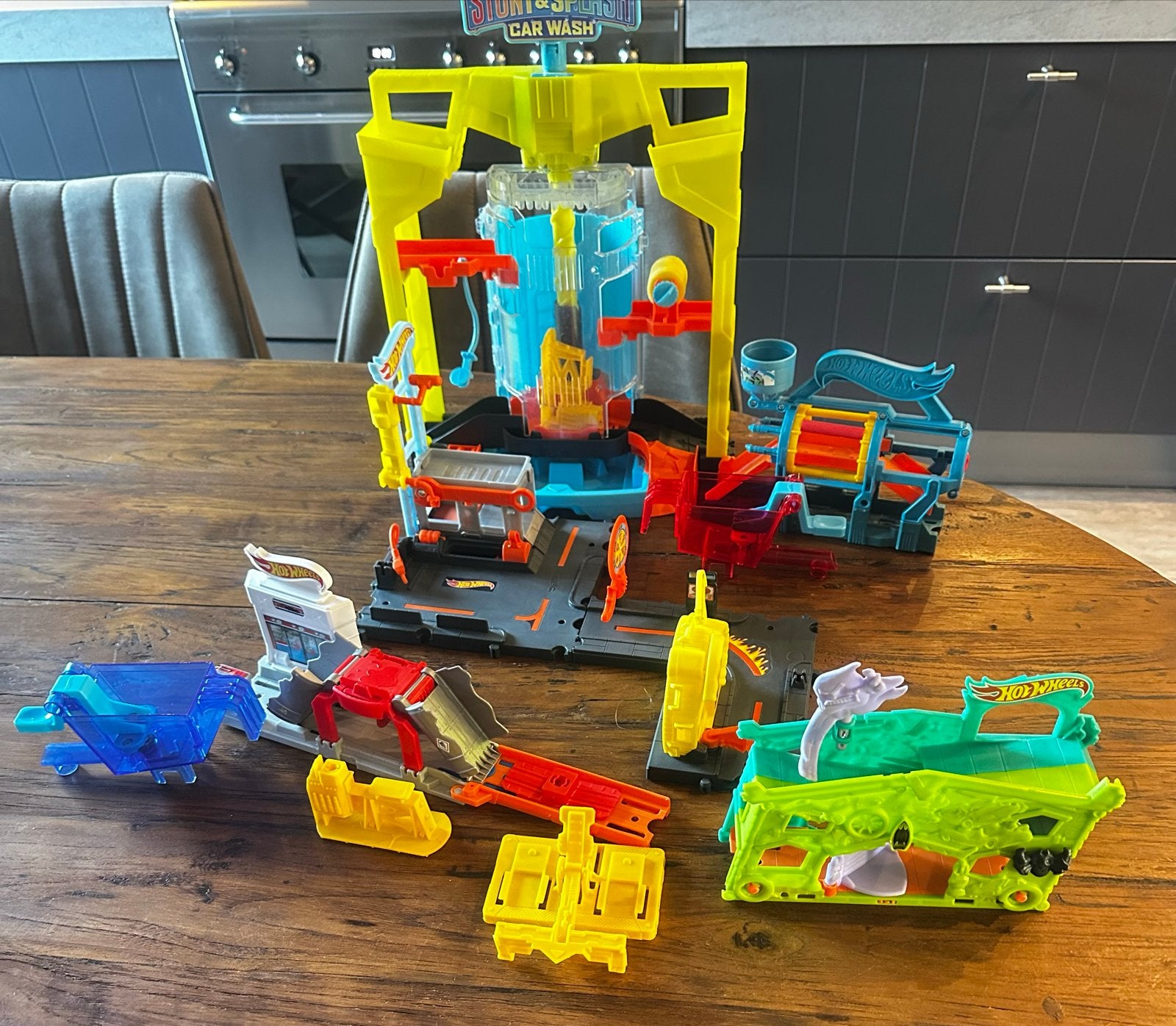 Hot Wheels Stunt & Splash Car Wash speelset, Ophalen of Verzenden, Zo goed als nieuw, Jongen of Meisje