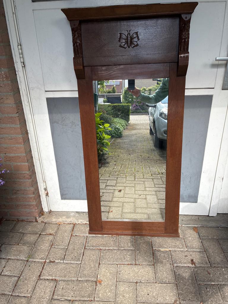 Antieke staande spiegel met houtsnijwerk - Vlinder en uilen, Antiek en Kunst, Ophalen of Verzenden, Rechthoekig, 50 tot 100 cm