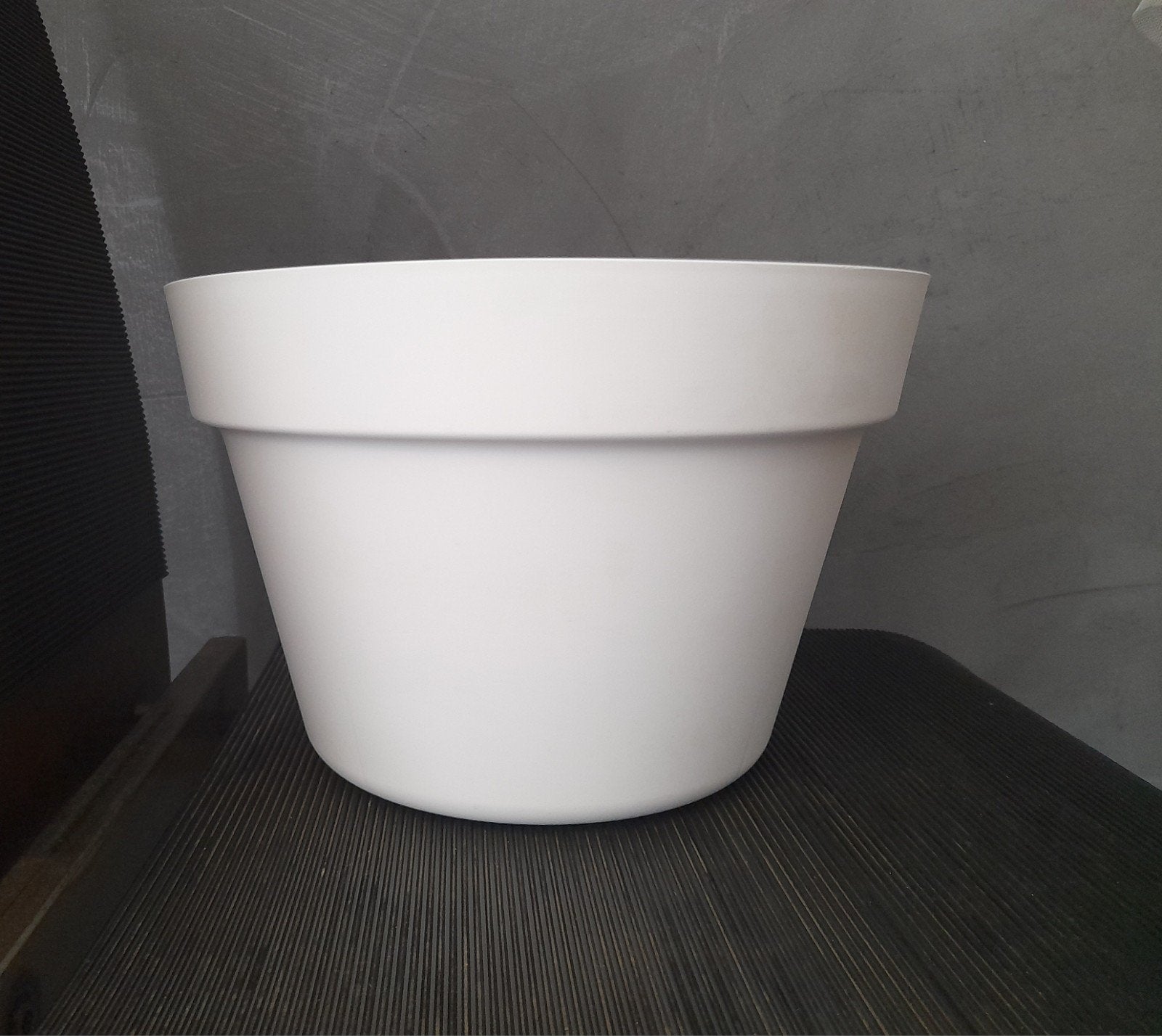 Nieuwe halfronde witte Made in Holland wandplantenpot, Kunststof, Rond, Ophalen of Verzenden, Minder dan 40 cm