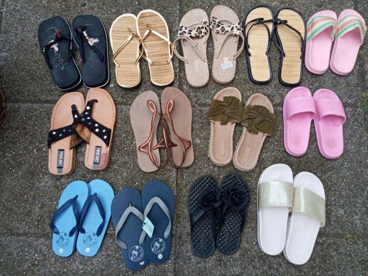 Partij 13 paar slippers dames en kind, Ophalen of Verzenden, Gedragen, Maat 38/40 (M)
