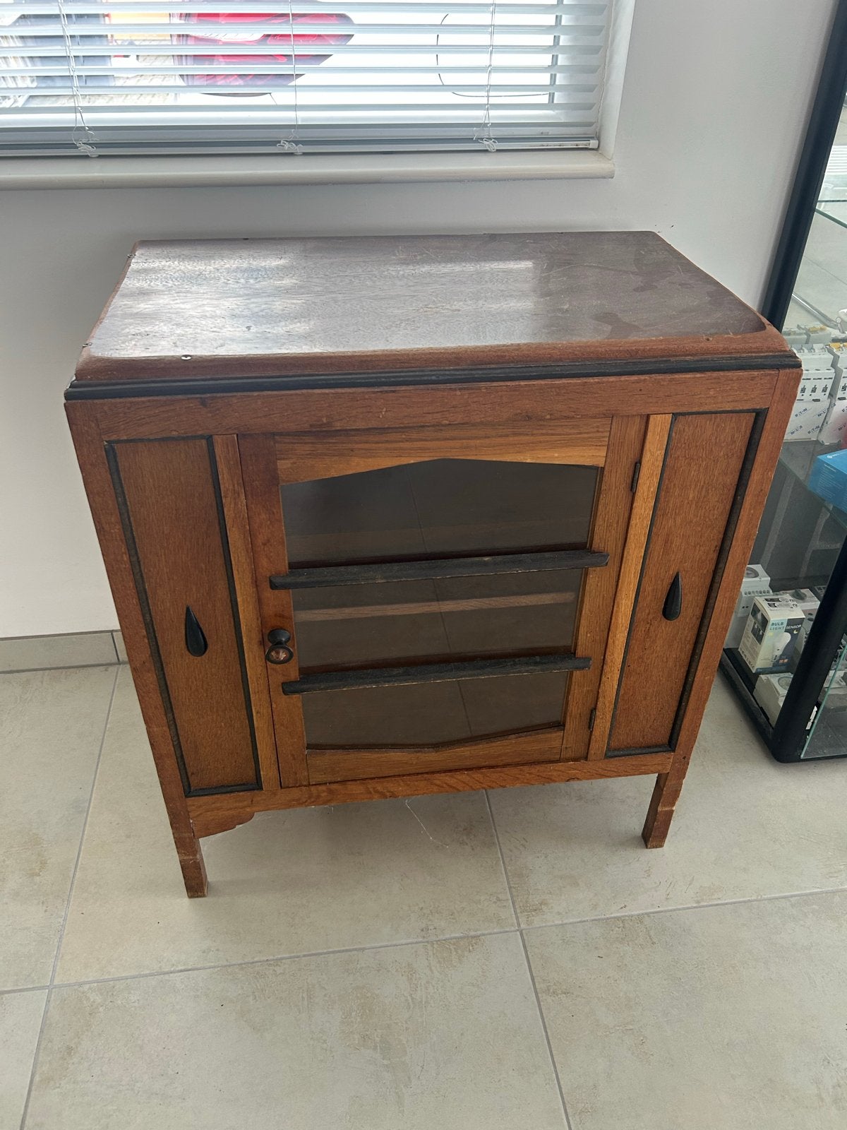 Antieke houten kast met glazen deur, Ophalen