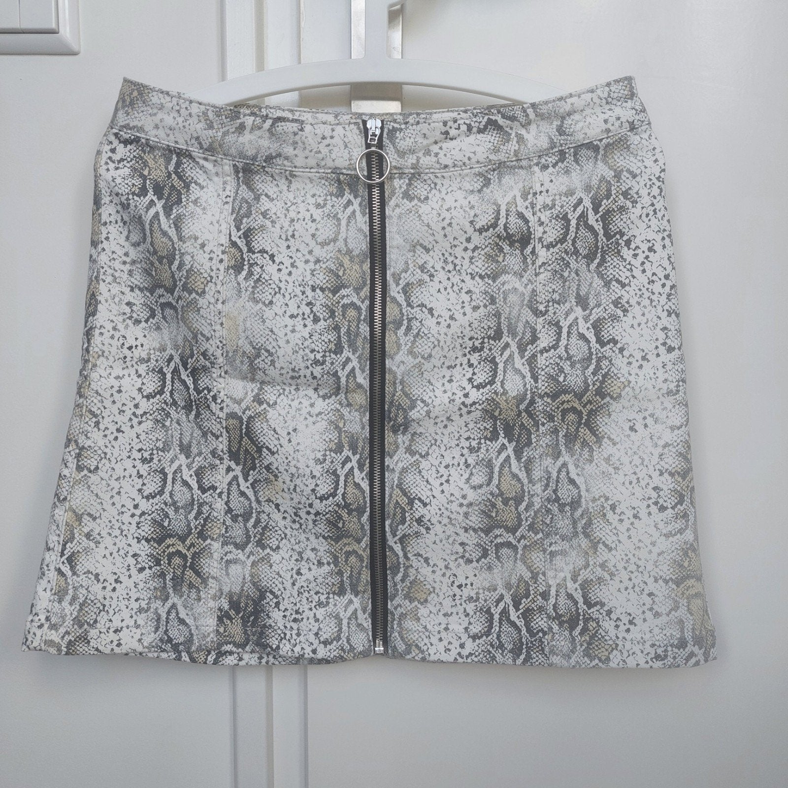 Stijlvolle mini-rok met slangenprint en rits, Maat 38/40 (M), Ophalen of Verzenden, Grijs, Boven de knie