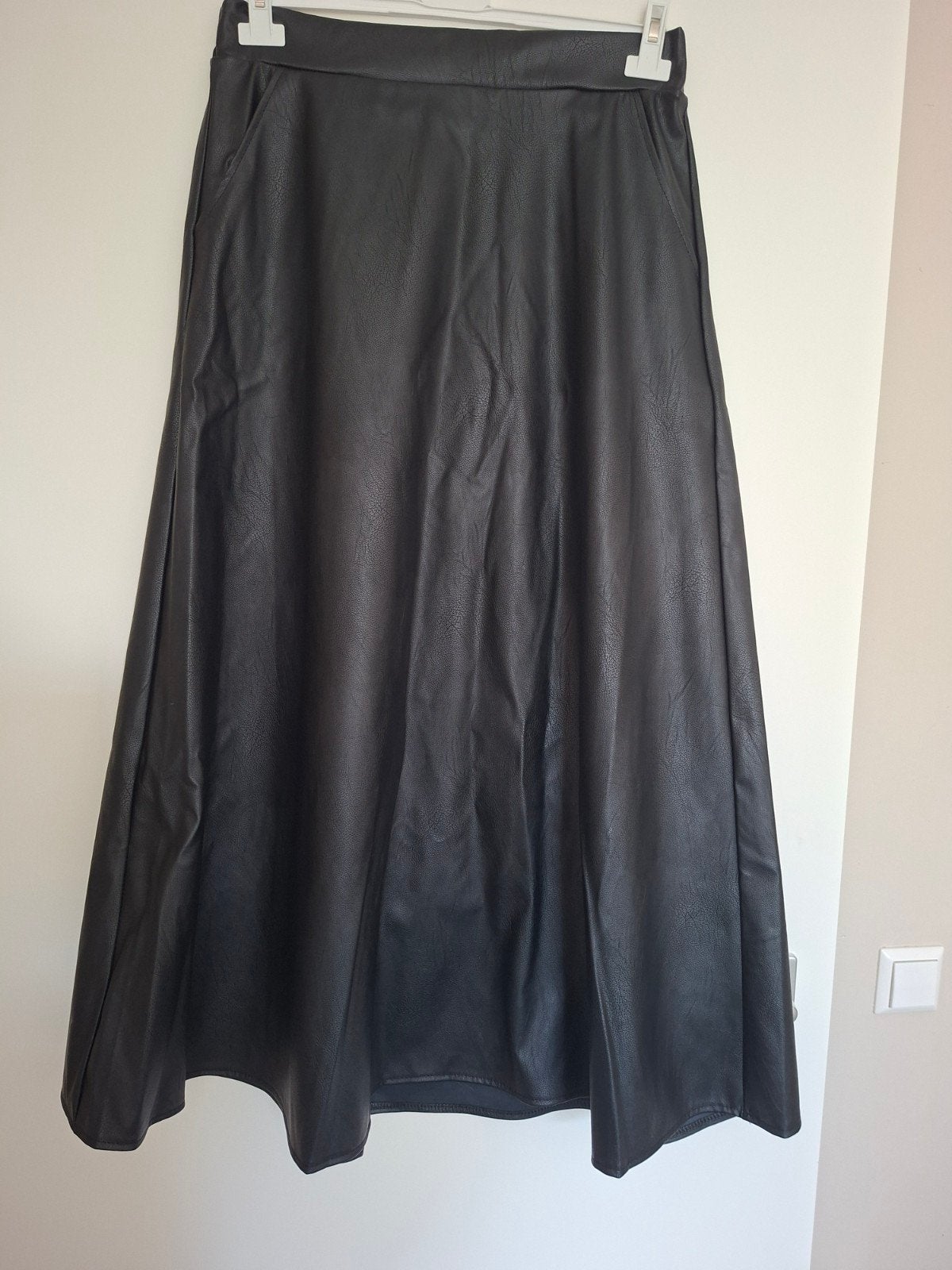 Nieuwe PU leren rok met steekzakken, One Size (tot 42), Maat 38/40 (M), Zwart, Nieuw, Ophalen of Verzenden