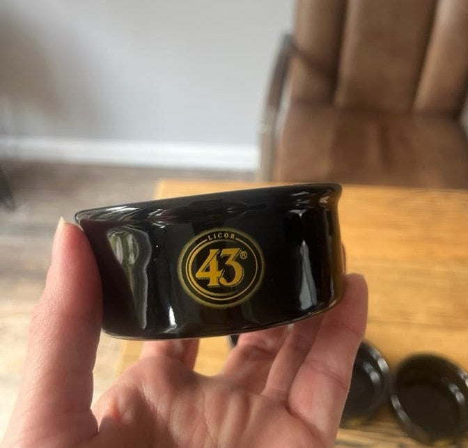Vier 4 nieuwe zwarte tapas bakjes schaaltjes licor likeur 43, Verzamelen, Ophalen of Verzenden, Nieuw, Reclamebord