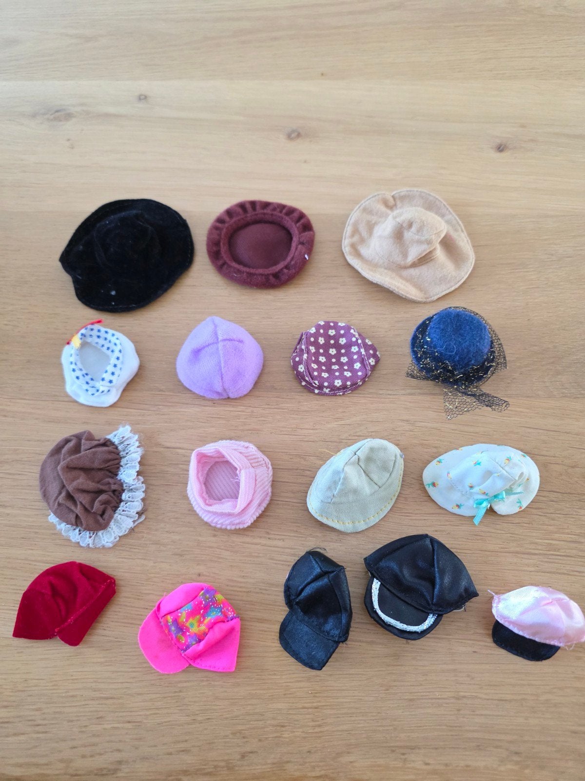 Stoffen hoedjes accessoires voor Barbie, Ophalen of Verzenden, Gebruikt, Accessoires