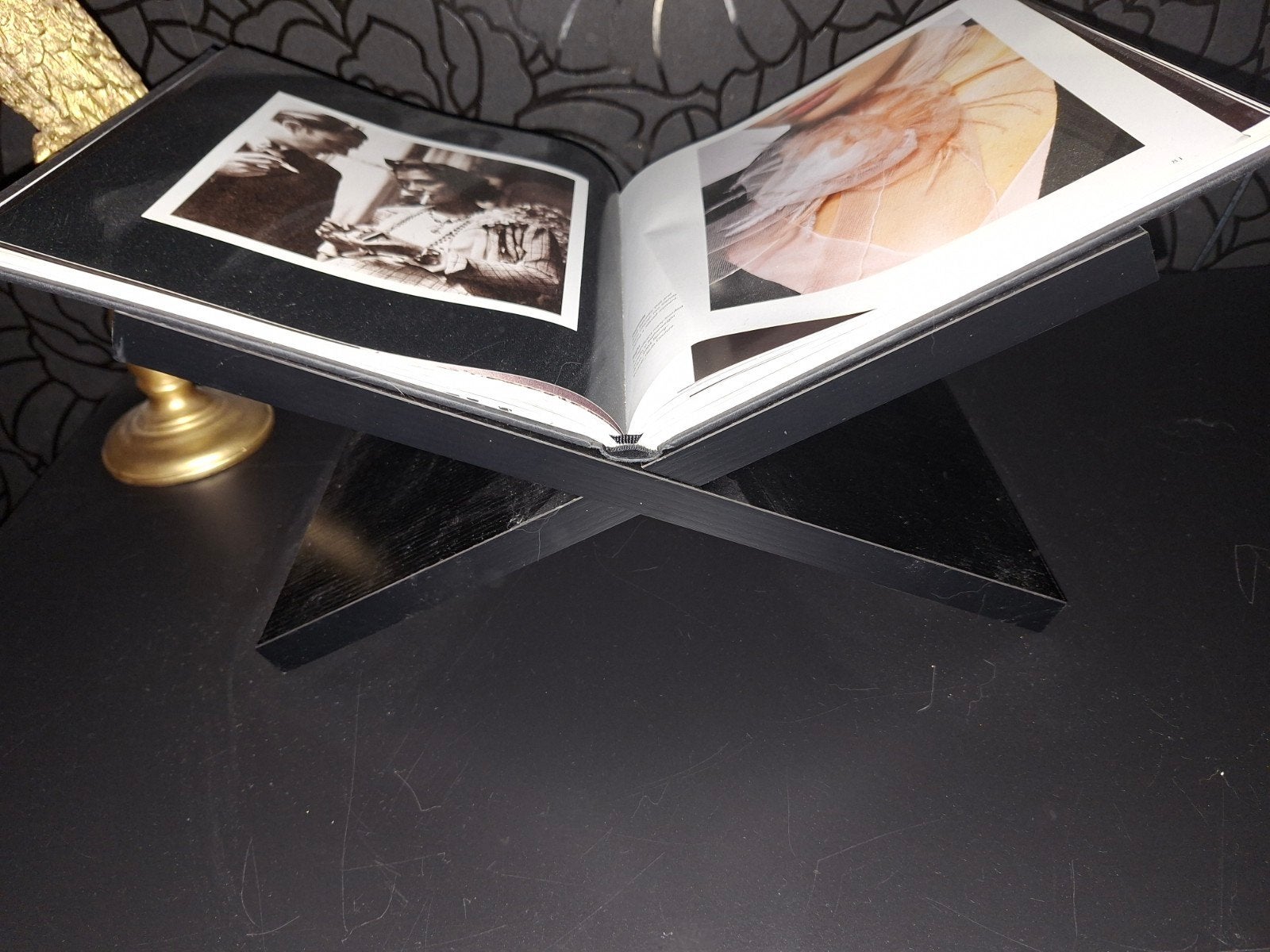 Bookstand zwart houtlook met chanel koffietafelboek, Ophalen