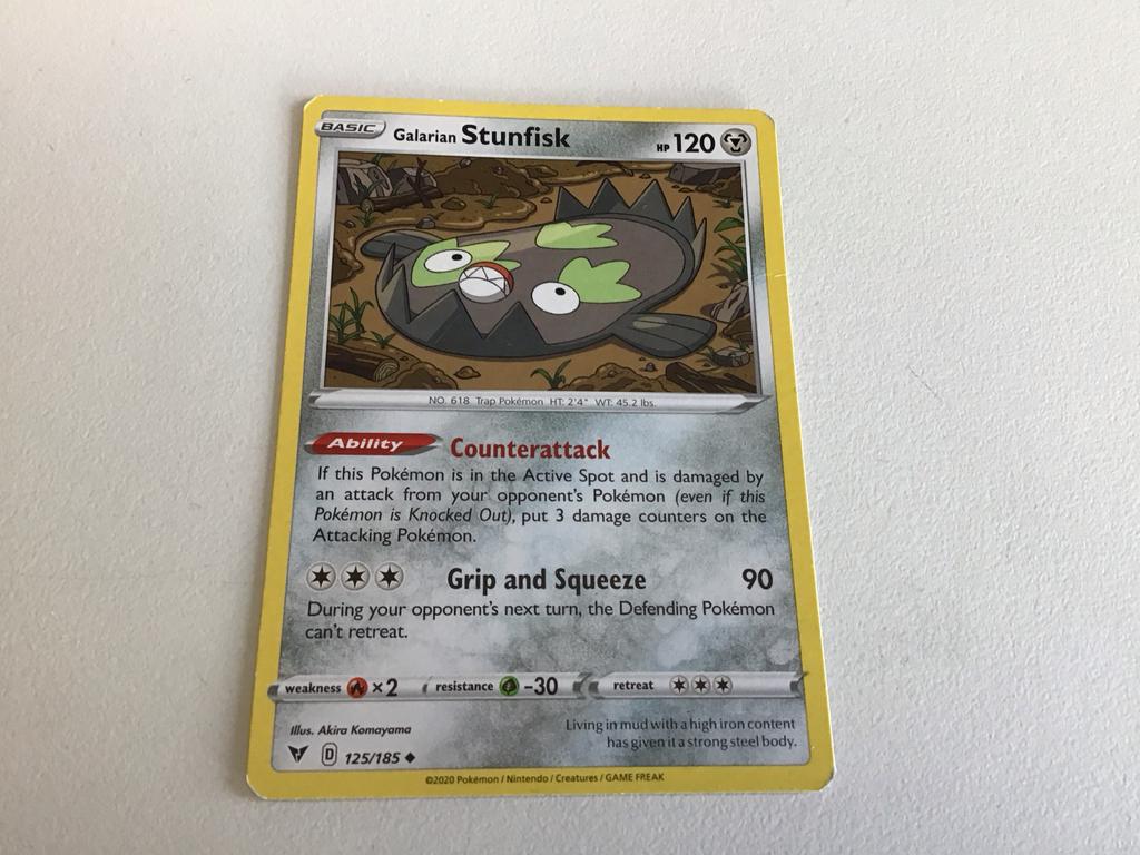 Pokémon Kaart: Galarian Stunfisk (125/185) - Basic HP 120, Ophalen of Verzenden, Gebruikt, Losse kaart