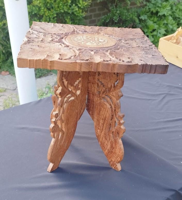 handgesneden antiek plantentafeltje, Ophalen