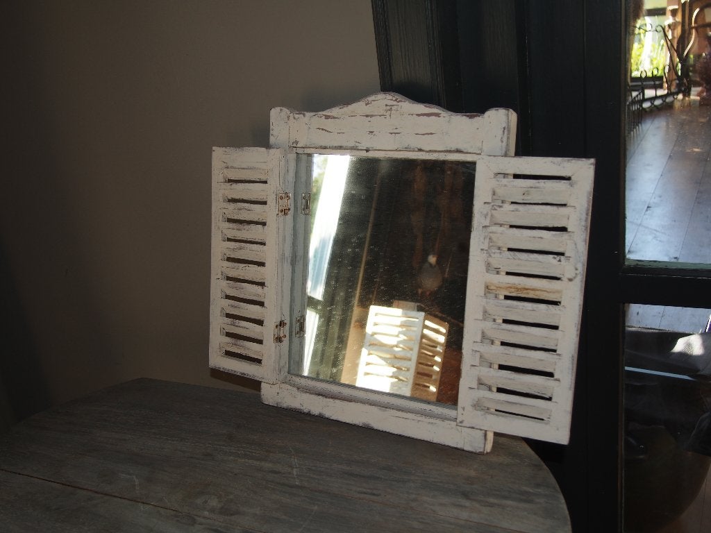 Kleine Houten Spiegel met Luiken - Brocante Stijl, Huis en Inrichting, Woonaccessoires | Spiegels, Minder dan 50 cm, Gebruikt