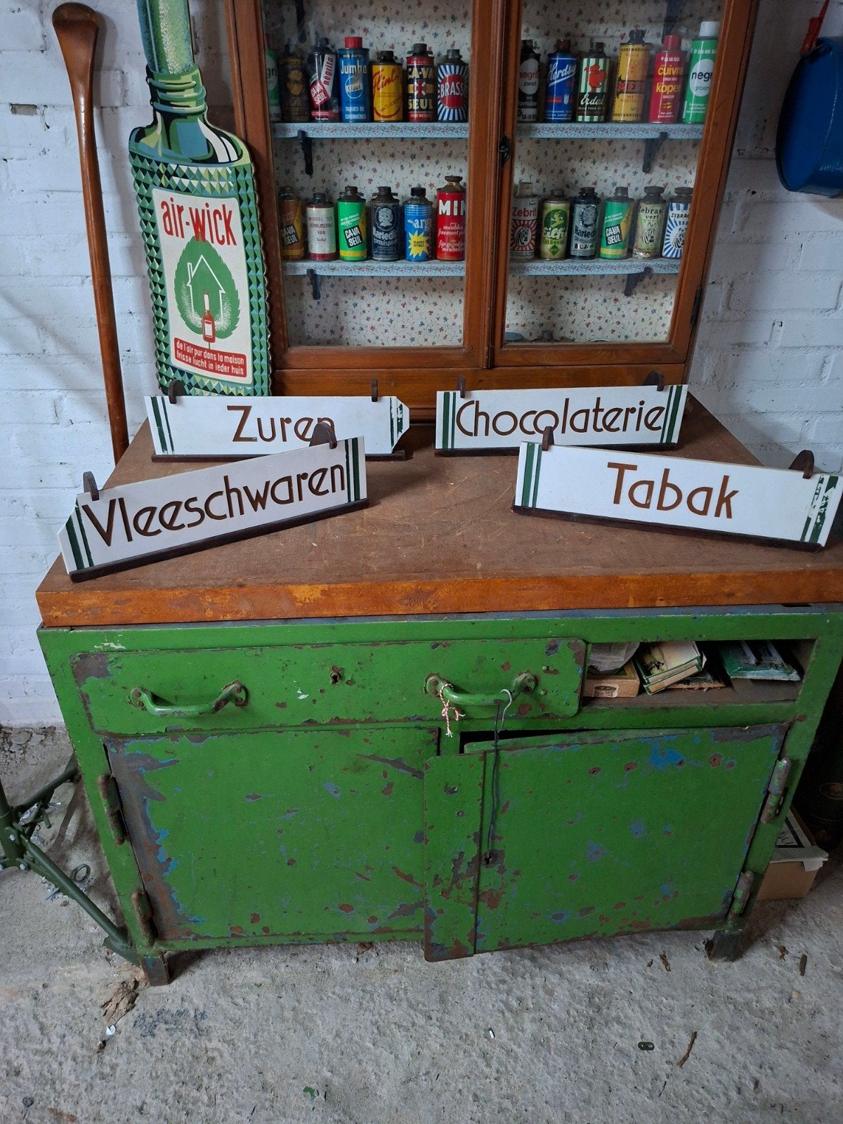 Zeldzame antieke melkglazen productborden met houten houders, Ophalen of Verzenden