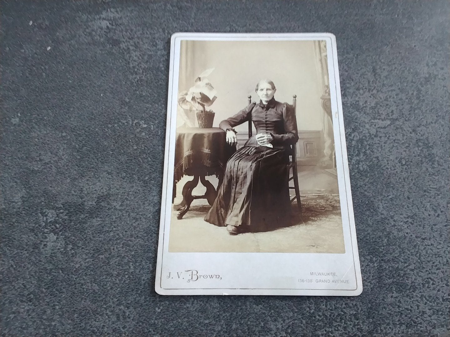 Kabinetfoto J V Brown Milwaukee oude dame ca 1910, Verzamelen, Gebruikt, Foto, Ophalen of Verzenden, Voor 1940