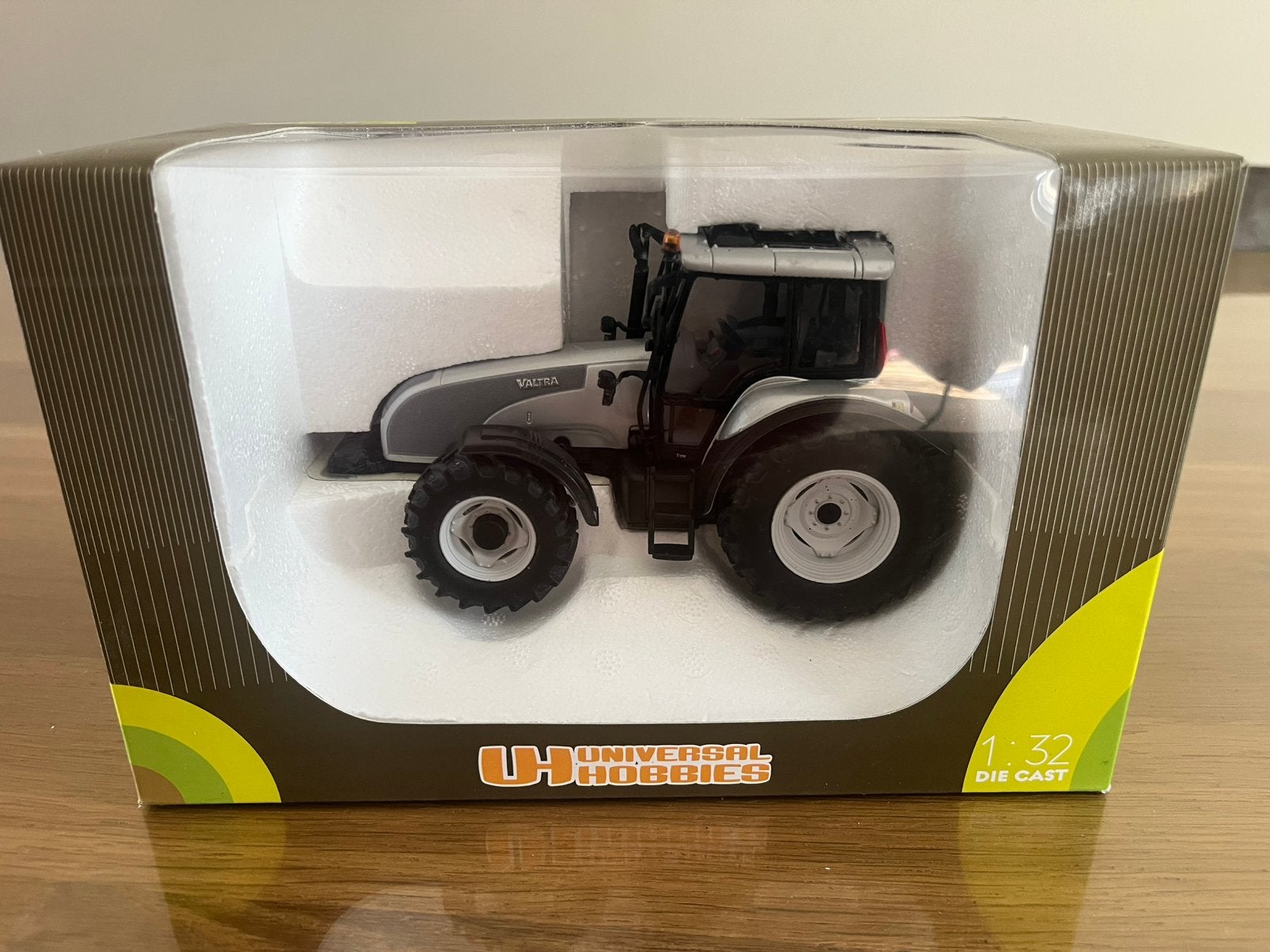 Valtra T Serie tractor Zilver grijs UH 2623 U, Ophalen of Verzenden, Nieuw, Tractor of Landbouw, Universal Hobbies