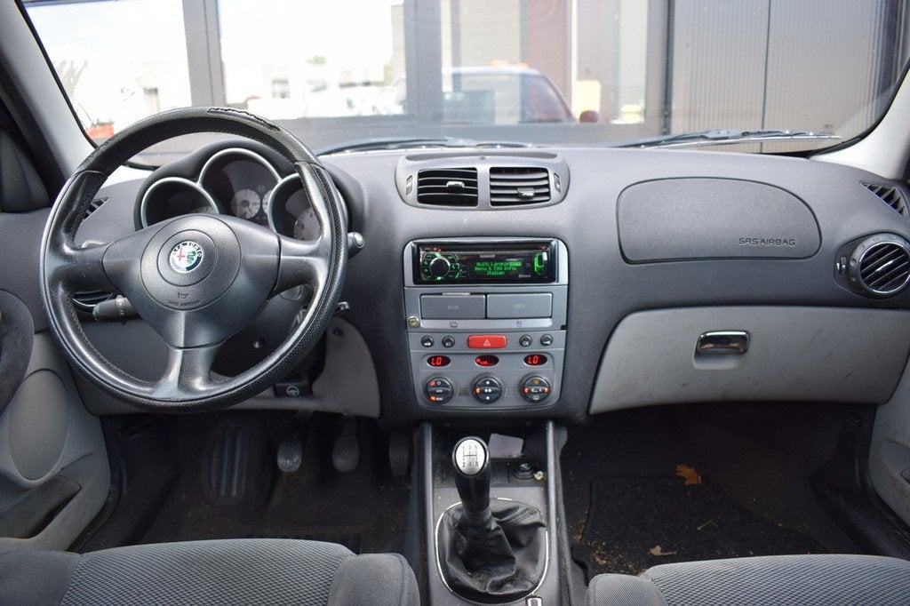 Alfa Romeo 147 1.6 T.Spark Progression ECC | Velours | Kenwo, Auto's, Alfa Romeo, Voorwielaandrijving, Gebruikt, Zwart, 4 cilinders
