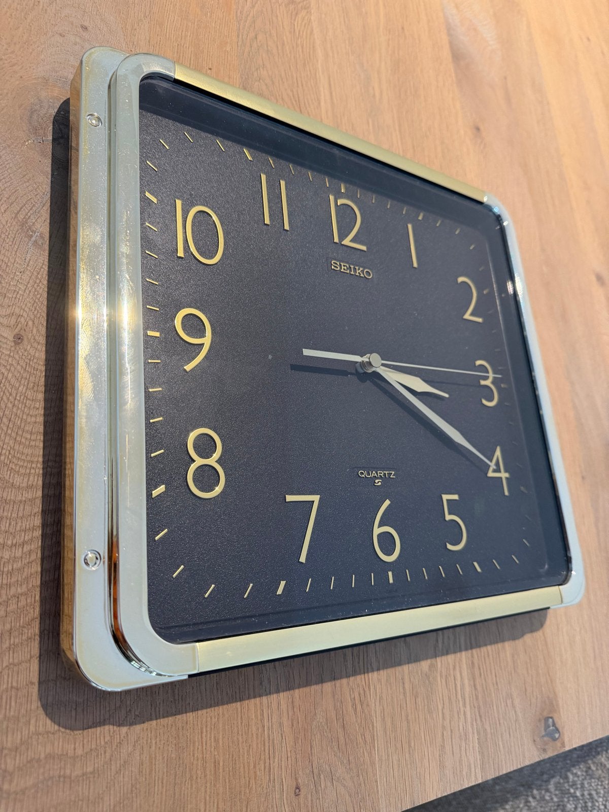 Vintage Seiko Quartz Wandklok - Zwart/Goud/Chroom, Antiek en Kunst, Ophalen of Verzenden