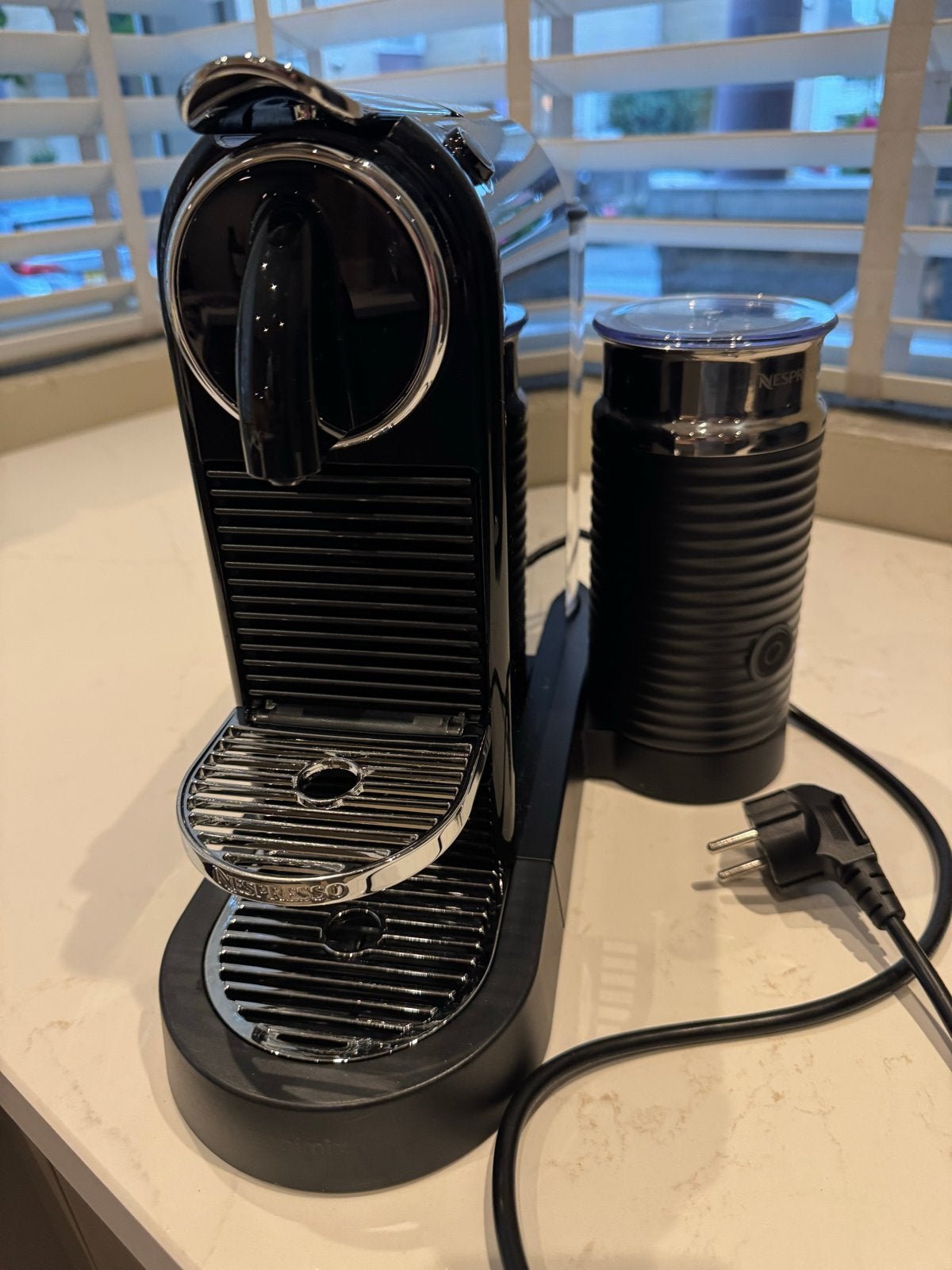 Foto 2 van Nespresso Inissia met melkopschuimer
