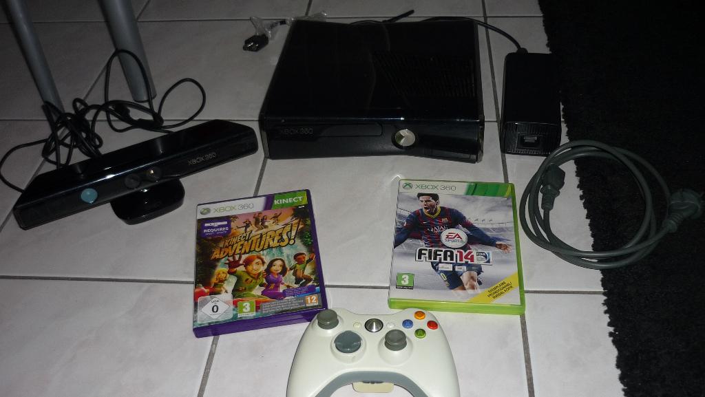 Xbox 360 slim met Kinect en games, Spelcomputers en Games, Spelcomputers | Xbox 360, 250 GB, 360 S, Met 1 controller, Met games