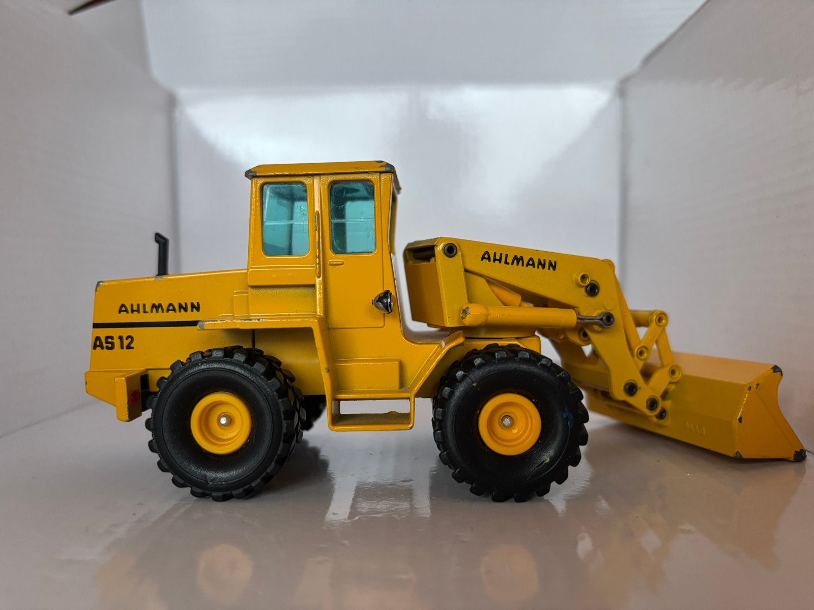 GAMA Schaalmodel 1:44 Ahlmann AS12 Shovel, Ophalen of Verzenden, Gebruikt